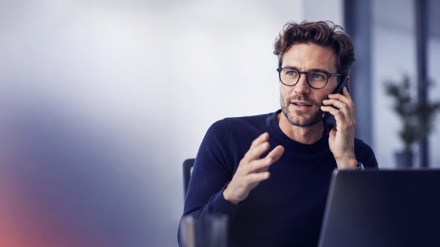 Vertriebsmitarbeiter im Gespräch am Telefon